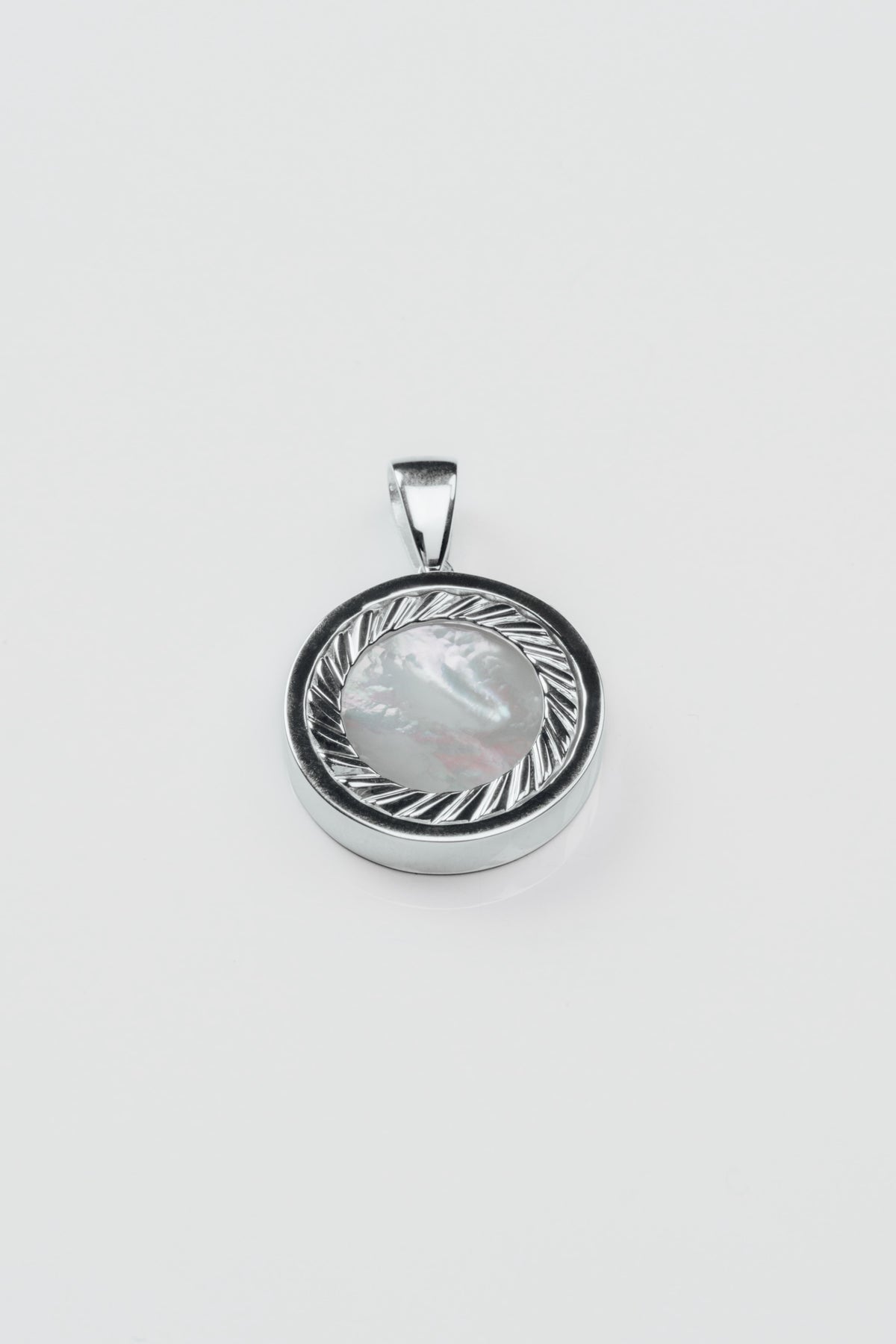 Circle Sovereign Necklace - Mother of Pearl